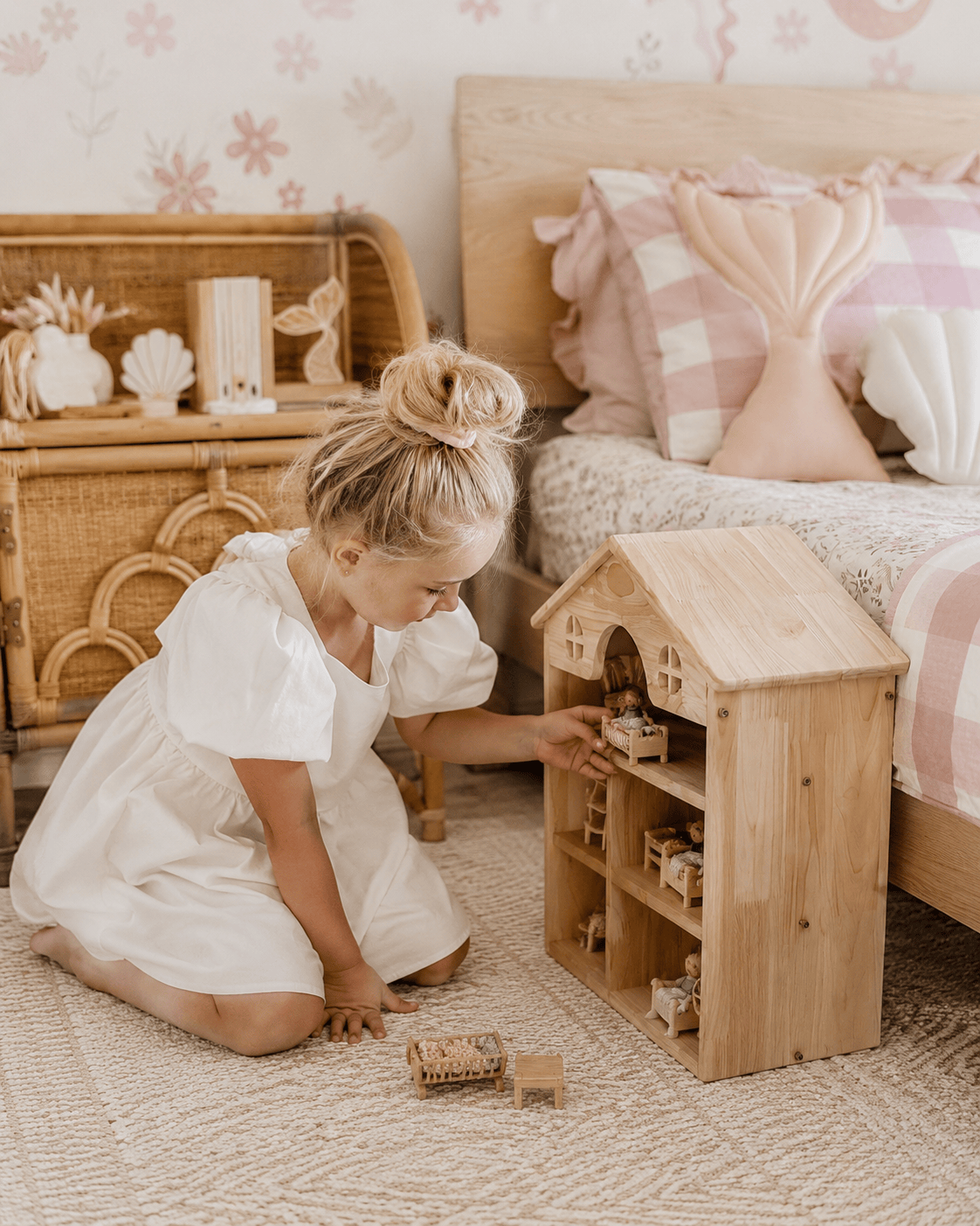 QToys Classic Wooden Dollhouse