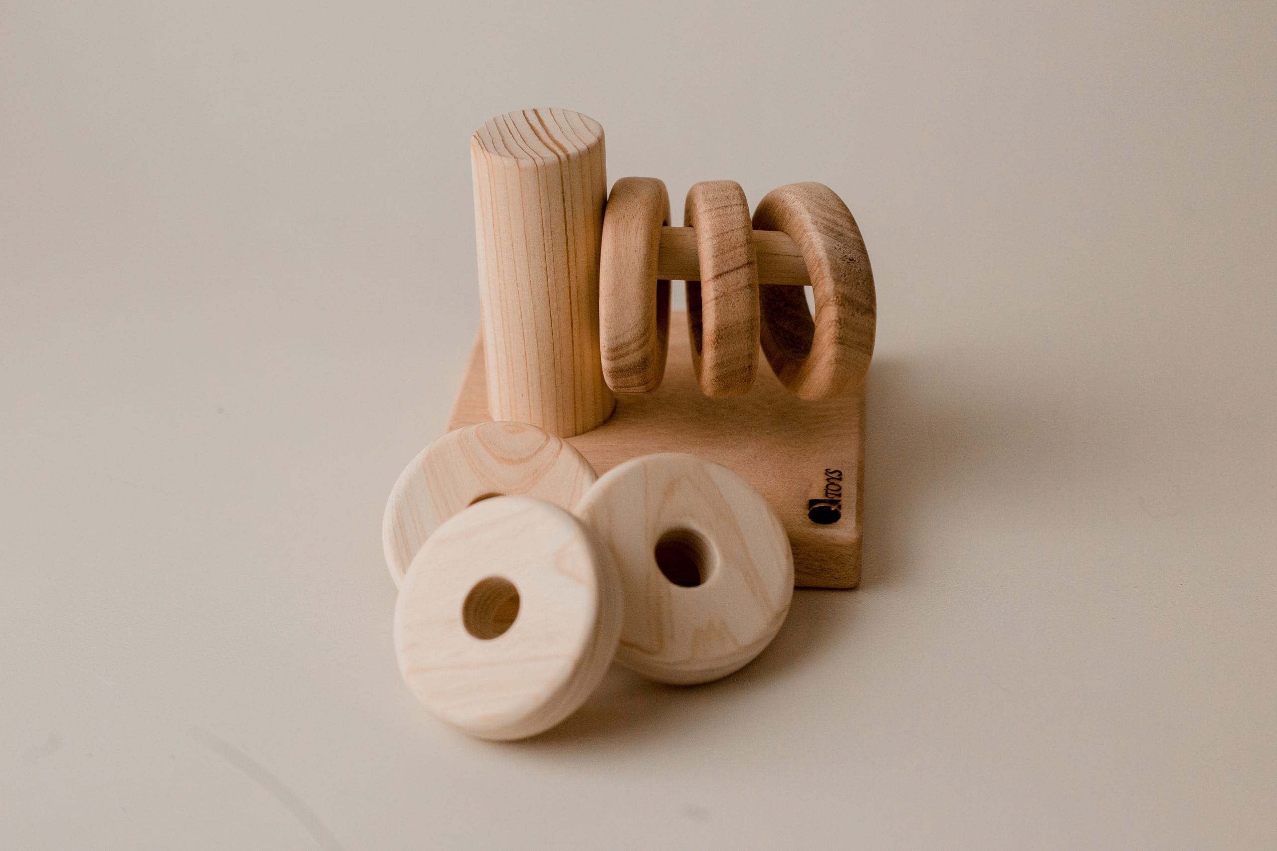 QToys Horizontal Hanger
