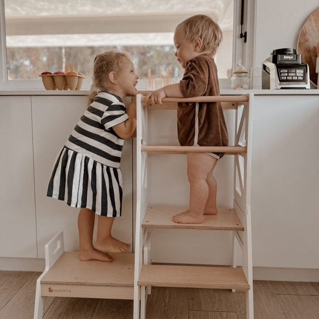 myduckling Deluxe Adjustable Learning Tower (White/Natural) - Flag with Rectangle Handle