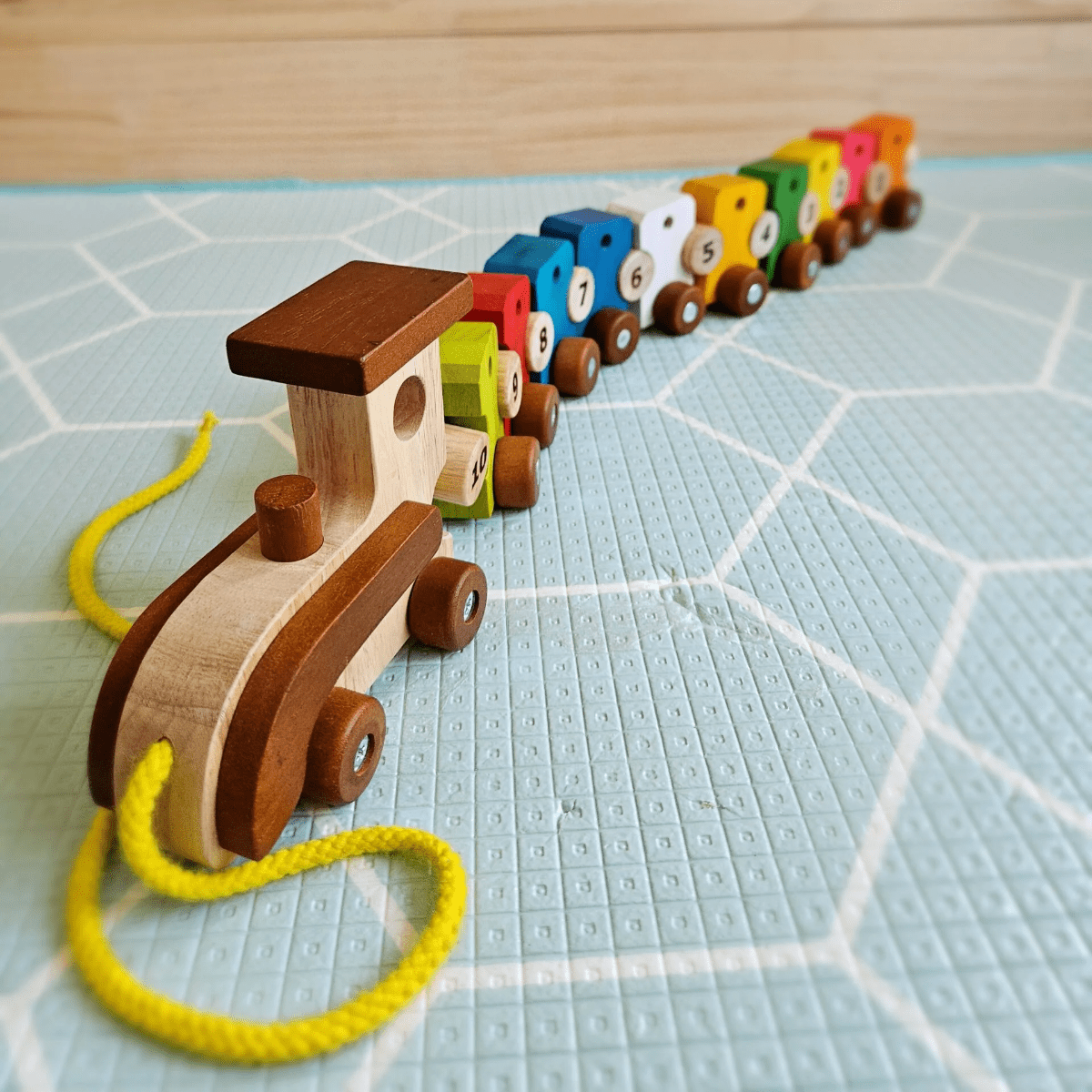 QToys Lacing Train